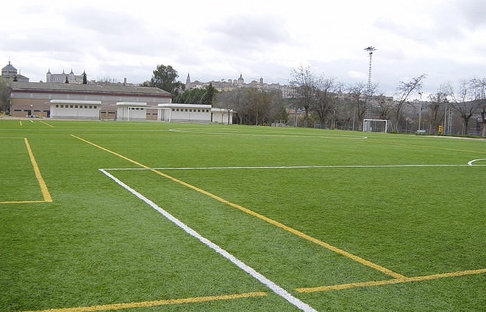 Instalación y montaje de césp hierba artificial para futbol